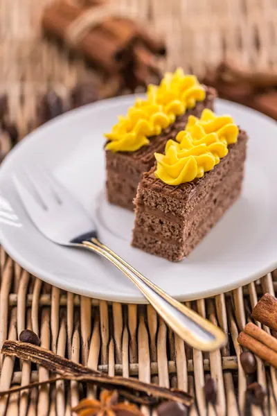 Kuchen serviert auf einem weißen Teller — Stockfoto