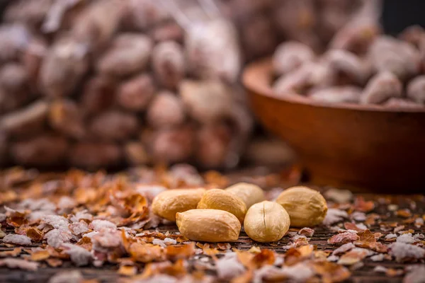 Запечені та солоні арахіси — стокове фото