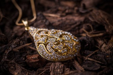 Goldplated pendant with stones