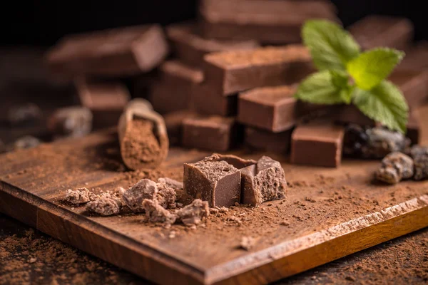 Разбитый домашний шоколад — стоковое фото
