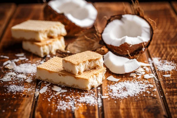 Waffelblätter mit hausgemachter weißer Schokolade — Stockfoto