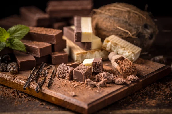 Broken homemade chocolate bar — Stock Photo, Image