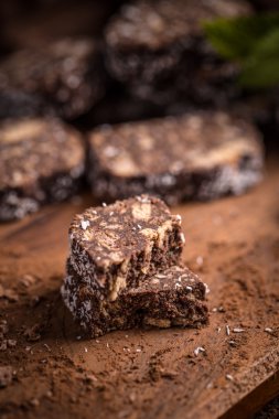 Sosisli bisküvi dilimleri.