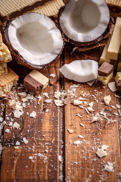 Trasiga kokos med godis — Stockfoto