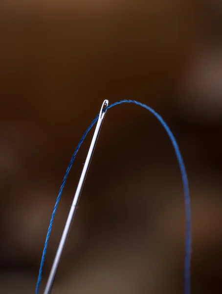 Голубая нить и игла — стоковое фото
