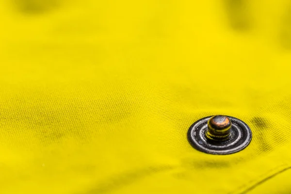 黄色のジャケットのボタン留め ストック画像