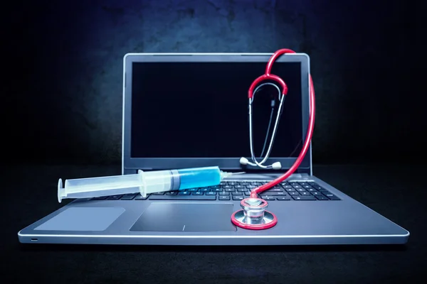Stethoscoop op laptop — Stockfoto