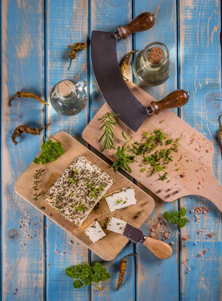 Queso con hierbas — Foto de Stock