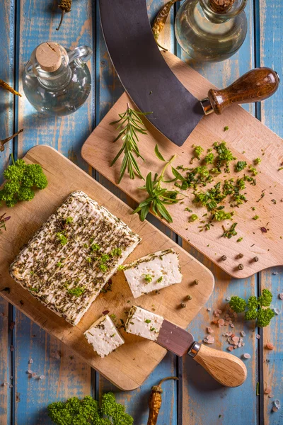 Käse mit Kräutern — Stockfoto