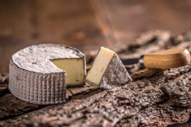 Camembert peyniri dilim