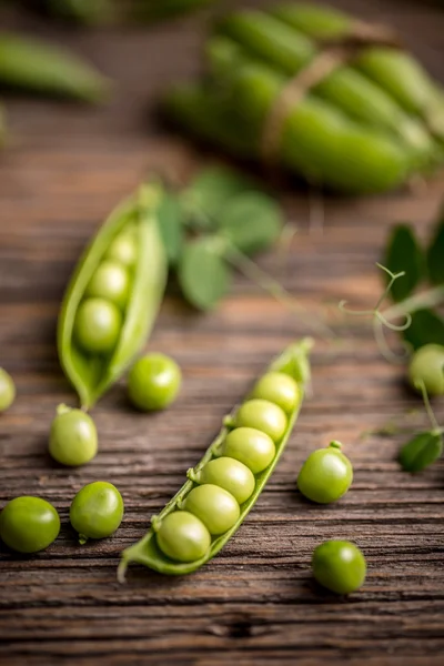 Cascas de ervilha verdes abertas — Fotografia de Stock