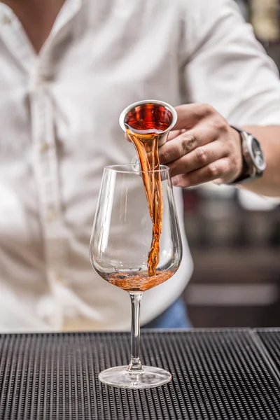 Preparing a cocktail — Stock Photo, Image