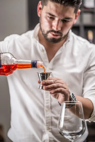 Empregado de bar faz um cocktail — Fotografia de Stock