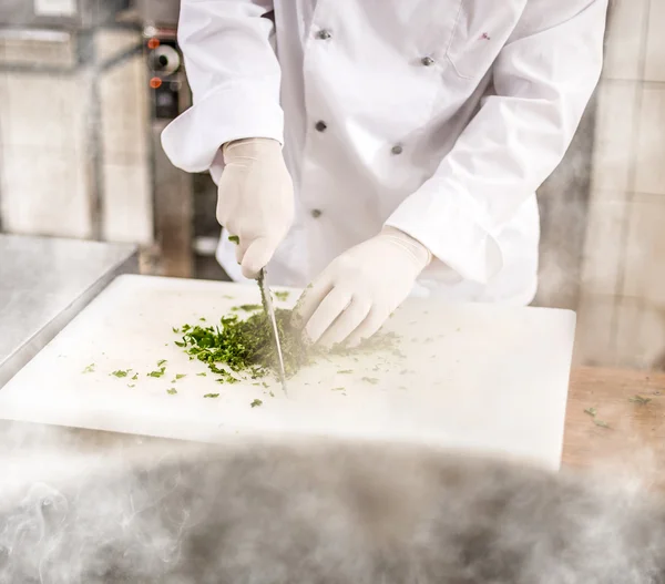 Chef tritare foglie di prezzemolo — Foto Stock