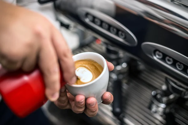 Barista preparar cappuccino adequado — Fotografia de Stock