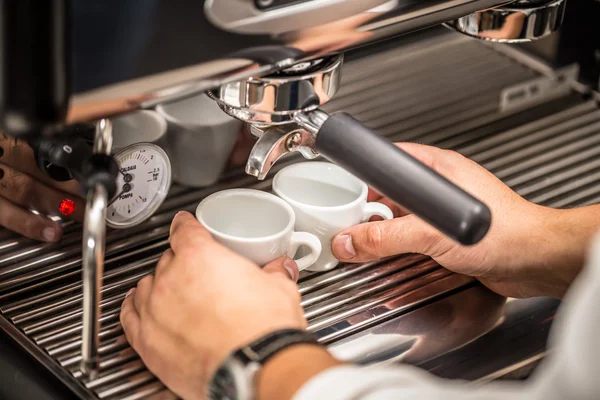 Homme barman faire du café — Photo