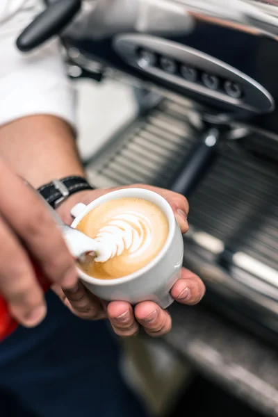 Barista vertiendo leche —  Fotos de Stock