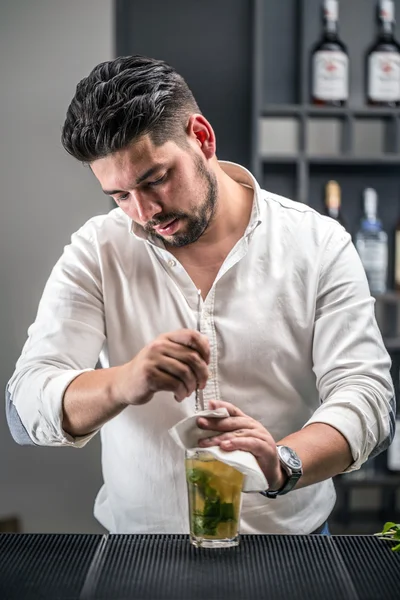 Barman preparando coquetel mojito — Fotografia de Stock