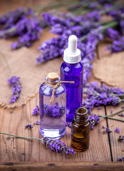 Flores de lavanda e óleos essenciais — Fotografia de Stock