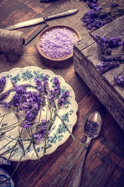 Sale da bagno e fiori di lavanda freschi — Foto Stock