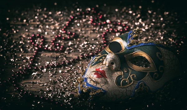 Carnival mask and confetti — Stock Photo, Image