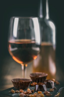 Karanlık çikolatalı pralin