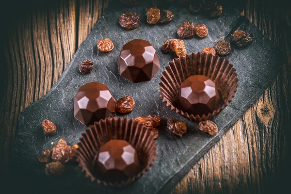 Шоколадні цукерки з родзинками — стокове фото
