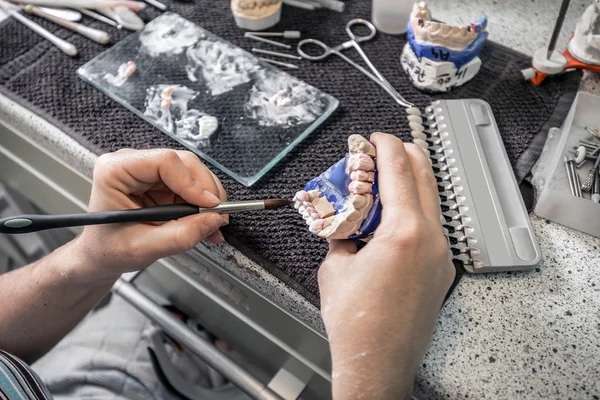 Técnico dental trabajando — Foto de Stock