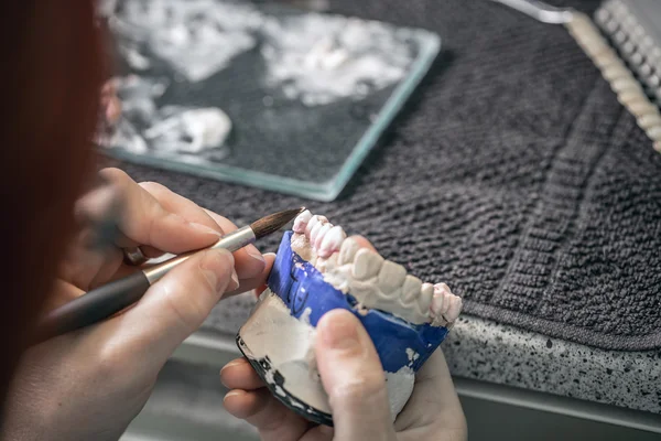 Mujer pintura a mano dentadura postiza — Foto de Stock