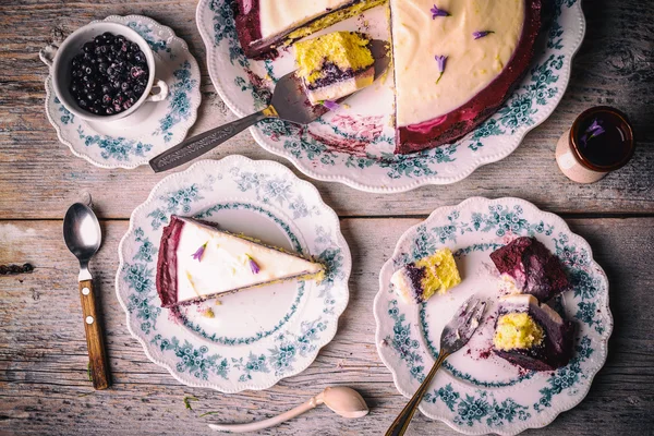 Rebanada de pastel de crema de arándanos —  Fotos de Stock