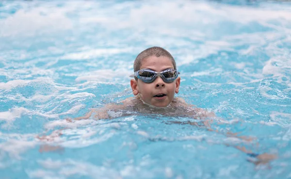 Boy swimming in pool — Stock Photo, Image