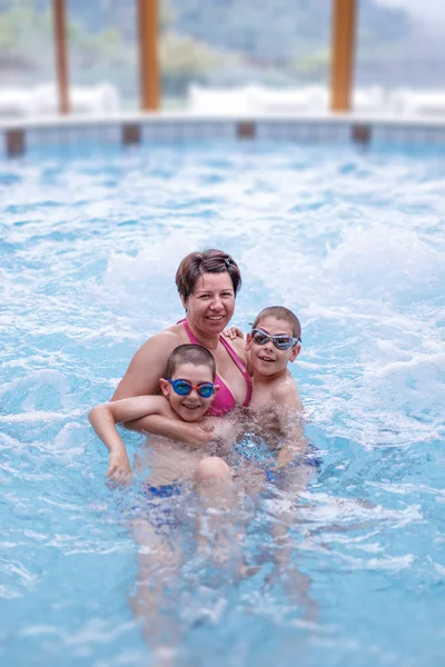 Mulher com seus filhos — Fotografia de Stock