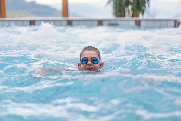 Garçon avec des lunettes — Photo