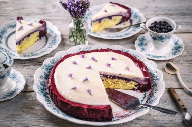 Yaban mersinli pasta tatlı