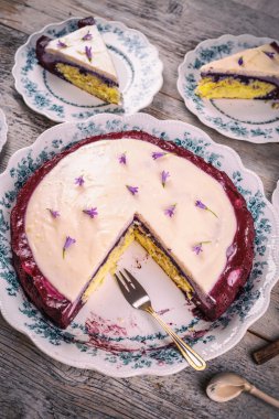 Böğürtlenli krema pasta