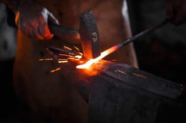 El ile erimiş metal dövme demirci 