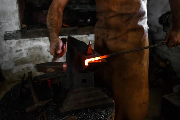 Il fabbro forgia il metallo caldo — Foto Stock