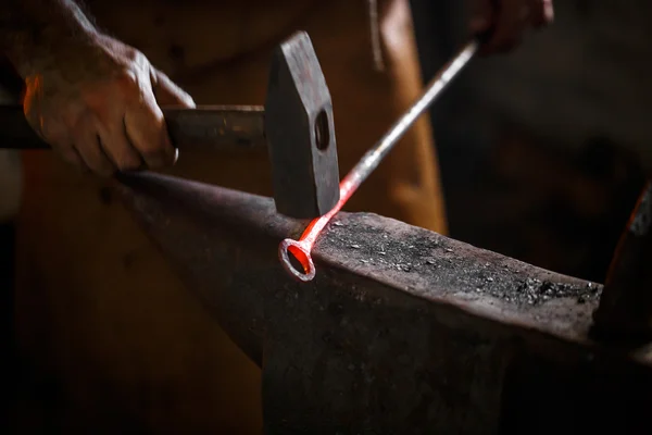 The blacksmith forge the hot metal — Stock Photo, Image