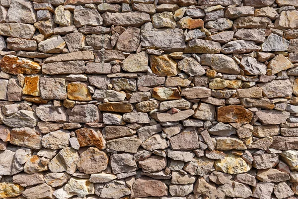 Pared de piedra real agrietada desigual — Foto de Stock