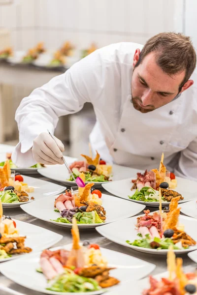 Chef está decorando plato de aperitivo — Foto de Stock