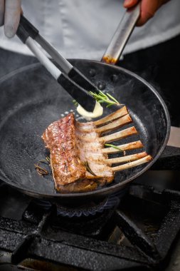 Kızarmış kuzu raflar