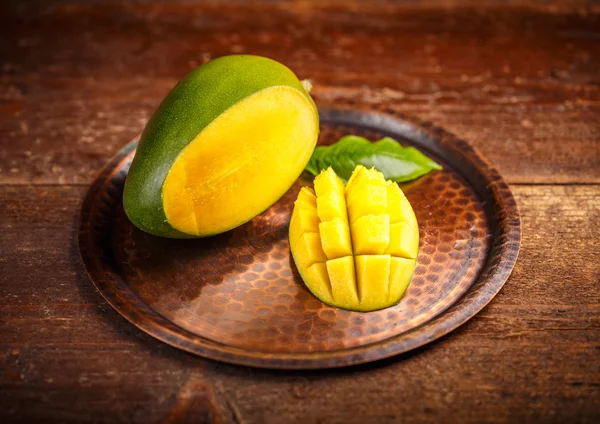 Owoce mango i pokrojone w kostkę mango — Zdjęcie stockowe