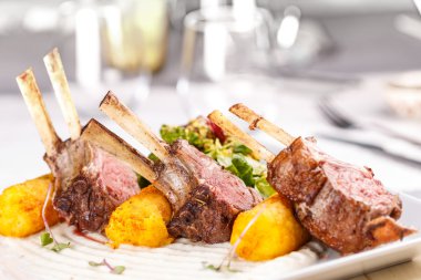 Kavrulmuş rack kuzu pirzolası