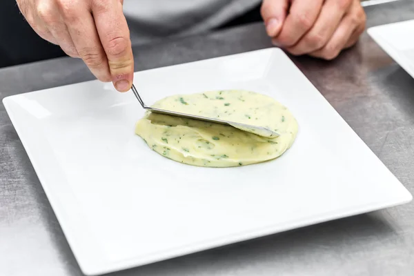 Szef kuchni ułożone ziemniaki puree — Zdjęcie stockowe