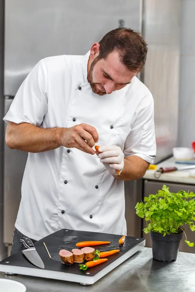 Chef decorando zanahorias — Foto de Stock