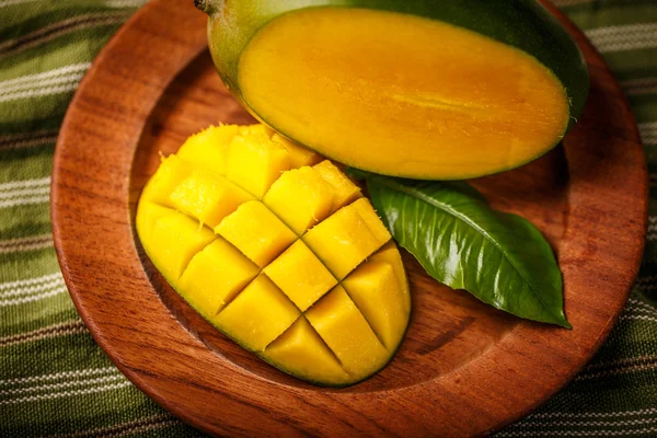 Heerlijke rijpe mango vrucht — Stockfoto