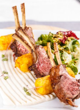 Kızarmış kuzu kaburgası