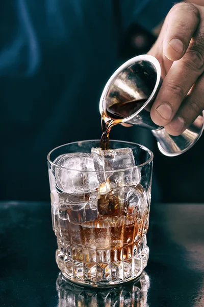 Barman faisant un cocktail au bar — Photo