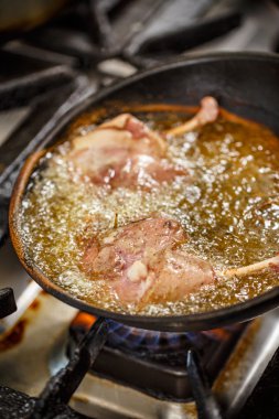 Kızartma ördek bacaklar