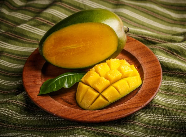 Rebanada de mango cortada a cubos —  Fotos de Stock